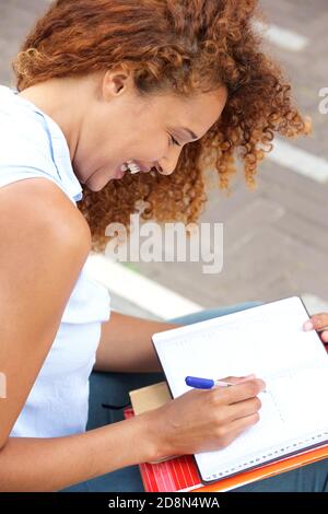 Gros plan portrait bonne jeune femme écrivant dans le livre Banque D'Images