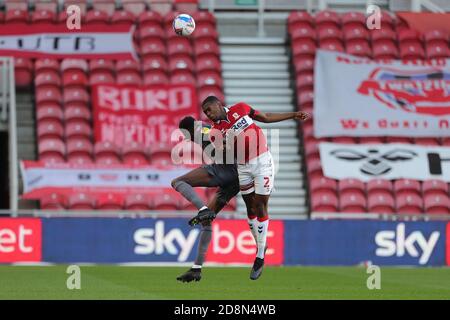 MIDDLESBROUGH, ANGLETERRE. 31 OCTOBRE Anfernee Dijksteel de Middlesbrough compétition un cueilleur avec Sammy Ameobi de la forêt de Nottingham lors du match du championnat Sky Bet entre Middlesbrough et la forêt de Nottingham au stade Riverside, Middlesbrough le samedi 31 octobre 2020. (Crédit : Mark Fletcher | INFORMATIONS MI) Banque D'Images