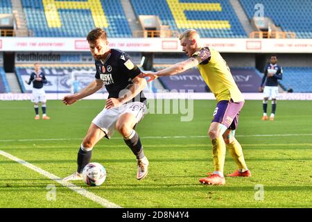 LONDRES, ANGLETERRE. 31 OCTOBRE Ryan Leonard de Millwall bataille pour possession avec Lewis O'Brien de Huddersfield pendant le match de championnat de Sky Bet entre Millwall et Huddersfield Town à la Den, Londres, le samedi 31 octobre 2020. (Credit: Ivan Yordanov | MI News) Credit: MI News & Sport /Alay Live News Banque D'Images