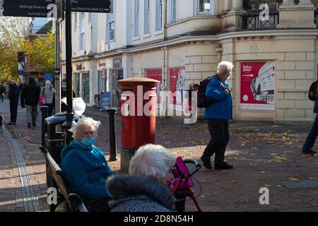 Ashford, Kent, Royaume-Uni. 31 octobre 2020. Alors que le gouvernement se prépare à une annonce concernant la pandémie de coronavirus, les gens de première catégorie dans la rue haute d'Ashford font leurs affaires quotidiennes. Crédit photo: Paul Lawrenson-PAL Media/Alay Live News Banque D'Images