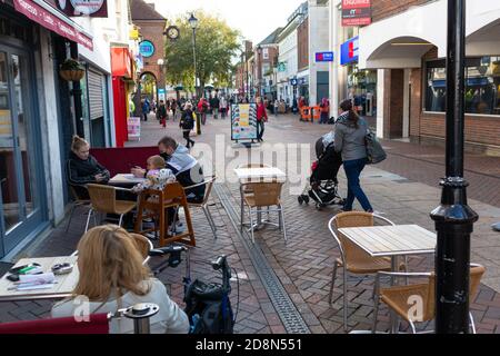 Ashford, Kent, Royaume-Uni. 31 octobre 2020. Alors que le gouvernement se prépare à une annonce concernant la pandémie de coronavirus, les gens de première catégorie dans la rue haute d'Ashford font leurs affaires quotidiennes. Crédit photo: Paul Lawrenson-PAL Media/Alay Live News Banque D'Images