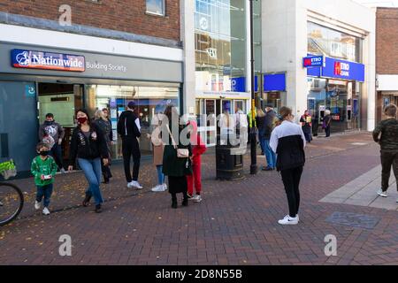 Ashford, Kent, Royaume-Uni. 31 octobre 2020. Alors que le gouvernement se prépare à une annonce concernant la pandémie de coronavirus, les gens de première catégorie dans la rue haute d'Ashford font leurs affaires quotidiennes. Crédit photo: Paul Lawrenson-PAL Media/Alay Live News Banque D'Images