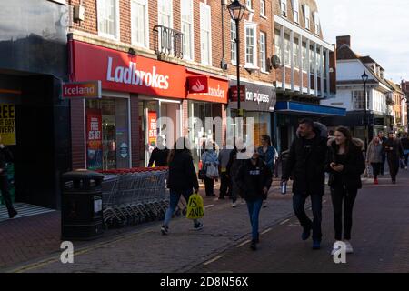 Ashford, Kent, Royaume-Uni. 31 octobre 2020. Alors que le gouvernement se prépare à une annonce concernant la pandémie de coronavirus, les gens de première catégorie dans la rue haute d'Ashford font leurs affaires quotidiennes. Crédit photo: Paul Lawrenson-PAL Media/Alay Live News Banque D'Images