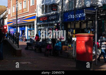 Ashford, Kent, Royaume-Uni. 31 octobre 2020. Alors que le gouvernement se prépare à une annonce concernant la pandémie de coronavirus, les gens de première catégorie dans la rue haute d'Ashford font leurs affaires quotidiennes. Crédit photo: Paul Lawrenson-PAL Media/Alay Live News Banque D'Images