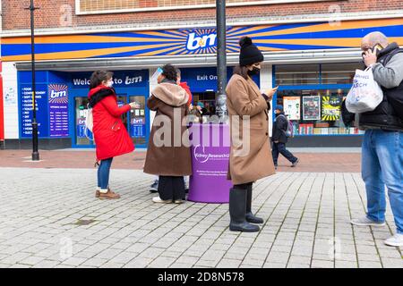 Ashford, Kent, Royaume-Uni. 31 octobre 2020. Alors que le gouvernement se prépare à une annonce concernant la pandémie de coronavirus, les gens de première catégorie dans la rue haute d'Ashford font leurs affaires quotidiennes. Crédit photo: Paul Lawrenson-PAL Media/Alay Live News Banque D'Images