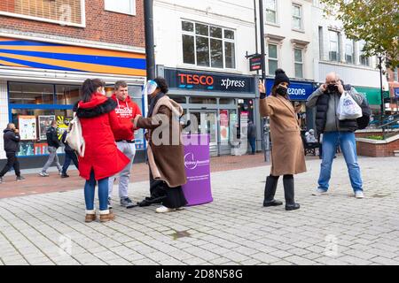 Ashford, Kent, Royaume-Uni. 31 octobre 2020. Alors que le gouvernement se prépare à une annonce concernant la pandémie de coronavirus, les gens de première catégorie dans la rue haute d'Ashford font leurs affaires quotidiennes. Crédit photo: Paul Lawrenson-PAL Media/Alay Live News Banque D'Images