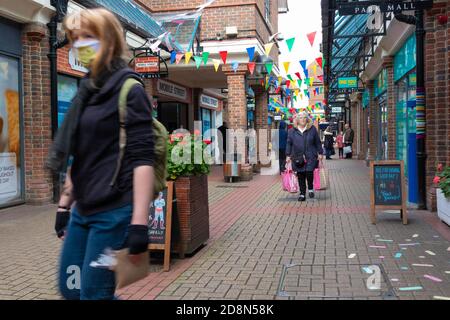 Ashford, Kent, Royaume-Uni. 31 octobre 2020. Alors que le gouvernement se prépare à une annonce concernant la pandémie de coronavirus, les gens de première catégorie dans la rue haute d'Ashford font leurs affaires quotidiennes. Crédit photo: Paul Lawrenson-PAL Media/Alay Live News Banque D'Images