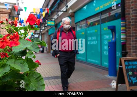 Ashford, Kent, Royaume-Uni. 31 octobre 2020. Alors que le gouvernement se prépare à une annonce concernant la pandémie de coronavirus, les gens de première catégorie dans la rue haute d'Ashford font leurs affaires quotidiennes. Crédit photo: Paul Lawrenson-PAL Media/Alay Live News Banque D'Images