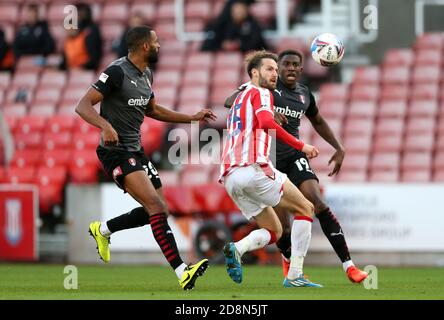 Rotherham United Wes Harding (à droite) et Nick Powell (au centre) de Stoke City se battent pour le ballon lors du match du championnat Sky Bet au stade bet365, Stoke. Banque D'Images