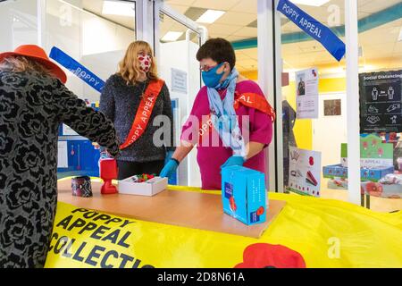 Ashford, Kent, Royaume-Uni. 31 octobre 2020. Les membres du public font un don à l'appel au pavot qui rencontre cette année des difficultés pour recueillir des dons en raison de la pandémie du coronavirus. Crédit photo: Paul Lawrenson-PAL Media/Alay Live News Banque D'Images