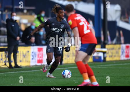 Kenilworth Road, Luton, Bedfordshire, Royaume-Uni. 31 octobre 2020. Championnat de football de la Ligue anglaise de football, Luton Town versus Brentford; Ivan Toney de Brentford cherche à prendre Rhys Norrington-Davies de Luton Town Credit: Action plus Sports/Alay Live News Banque D'Images