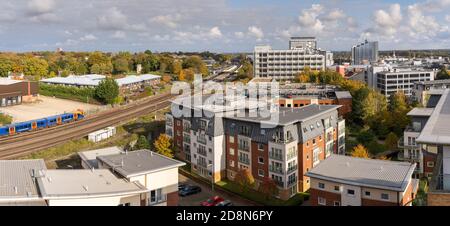 Vue aérienne d'automne sur le centre-ville de Basingstoke, la gare et les appartements en hauteur. Concept: Location, coût de la vie, marché du logement Banque D'Images