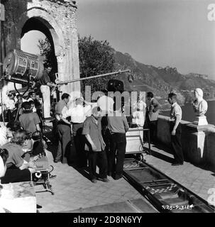 Opérateur du boom KEVIN McClory cinéaste OSWALD MORRIS JENNIFER JONES et HUMPHREY BOGART sur place Candide à Ravello en Italie Avec film Crew pendant le tournage de BEAT THE DEVIL 1953 réalisateur JOHN HUSTON roman Claud Cockburn scénario Truman Capote and John Huston Royaume-Uni - Ital - USA coproduction Romulus films / cher film / Santana Pictures Corporation Banque D'Images