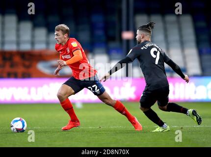 Kiernan Dewsbury-Hall de Luton Town (à gauche) et Emiliano Marcondes de Brentford se battent pour le ballon lors du match de championnat Sky Bet à Kenilworth Road, Luton. Banque D'Images