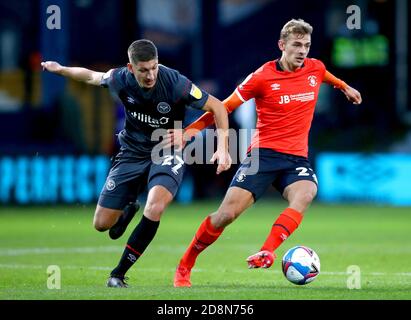 Kiernan Dewsbury-Hall de Luton Town (à droite) et Vitaly Janelt de Brentford se battent pour le ballon lors du match de championnat Sky Bet à Kenilworth Road, Luton. Banque D'Images