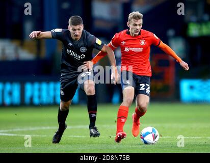 Kiernan Dewsbury-Hall de Luton Town (à droite) et Vitaly Janelt de Brentford se battent pour le ballon lors du match de championnat Sky Bet à Kenilworth Road, Luton. Banque D'Images