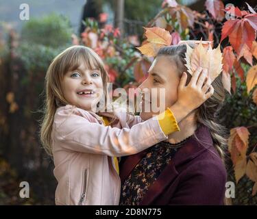 Magnifique style de vie photo d'automne de mère et d'enfant fille marchant en automne dans le parc. Le concept de la maternité heureuse, des hugs, des touches Banque D'Images