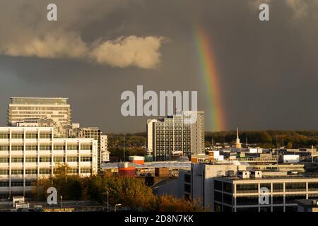 Un arc-en-ciel dans un ciel gris orageux au-dessus de bâtiments de haute élévation Skyline Plaza et Churchill place dans le centre-ville de Basingstoke, dans le temps d'automne, Hampshire, Royaume-Uni Banque D'Images