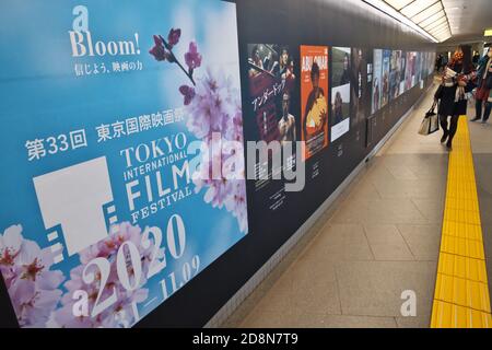 Tokyo, Japon. 31 octobre 2020. Les gens marchent devant des affiches de film pour le 33ème Festival international du film de Tokyo à Tokyo, Japon, le samedi 31 octobre 2020. Photo par Keizo Mori/UPI crédit: UPI/Alay Live News Banque D'Images
