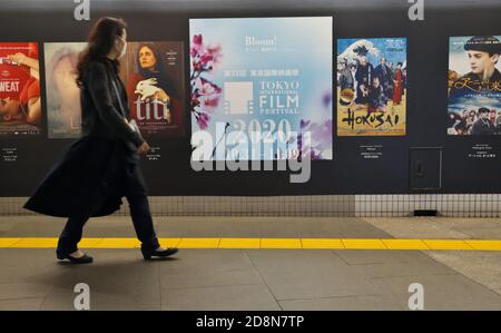 Tokyo, Japon. 31 octobre 2020. Les gens marchent devant des affiches de film pour le 33ème Festival international du film de Tokyo à Tokyo, Japon, le samedi 31 octobre 2020. Photo par Keizo Mori/UPI crédit: UPI/Alay Live News Banque D'Images