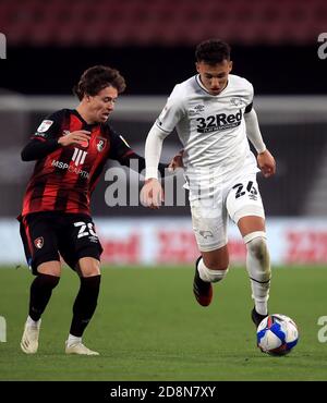 Lee Buchanan (à gauche) du comté de Derby et Rodrigo Riquelme de l'AFC Bournemouth se battent pour le ballon lors du match du championnat Sky Bet au stade Vitality, à Bournemouth. Banque D'Images