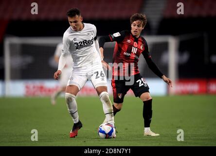 Lee Buchanan (à gauche) du comté de Derby et Rodrigo Riquelme de l'AFC Bournemouth se battent pour le ballon lors du match du championnat Sky Bet au stade Vitality, à Bournemouth. Banque D'Images