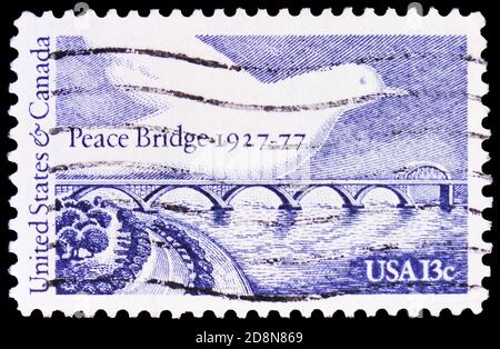 MOSCOU, RUSSIE - 8 OCTOBRE 2020: Timbre-poste imprimé aux États-Unis montre Peace Bridge et Dove, série, vers 1977 Banque D'Images