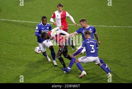 Olamide Shodipo (au centre) des Queens Park Rangers et Joe Bennett (à droite) de Cardiff City se battent pour le ballon lors du match du championnat Sky Bet au Kiyan Prince Foundation Stadium, à Londres. Banque D'Images