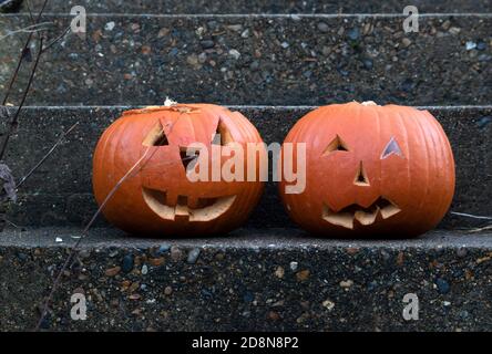 Citrouilles d'Halloween sculptées à l'entrée d'une maison Banque D'Images