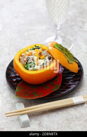 salade de persimmon japonaise avec tofu écrasé, kaki no shiraae Banque D'Images