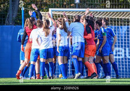 Karlsruhe, Allemagne. 31 octobre 2020. L'équipe KSC fait un cercle avant le match. GES/football/DFB Women's Cup/Karlsruher Sport-Club - Eintracht Francfort, 31 octobre 2020 coupe allemande des femmes : Karlsruhe vs Francfort, 31 octobre 2020. | utilisation dans le monde crédit: dpa/Alay Live News Banque D'Images