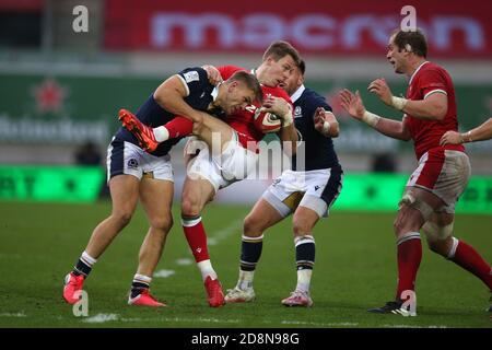 Llanelli, Royaume-Uni. 31 octobre 2020. Liam Williams, du pays de Galles, est attaqué par Chris Harris, d'Écosse. Match de championnat Guinness six Nations 2020, pays de Galles v Ecosse au Parc y Scarlets de Llanelli, pays de Galles du Sud, le samedi 31 octobre 2020. Cette image ne peut être utilisée qu'à des fins éditoriales. Usage éditorial seulement, photo par Andrew Orchard/Andrew Orchard sports photographie/Alamy Live News crédit: Andrew Orchard sports photographie/Alamy Live News Banque D'Images