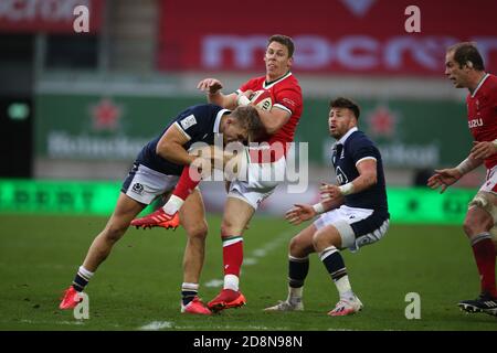 Llanelli, Royaume-Uni. 31 octobre 2020. Liam Williams, du pays de Galles, est attaqué par Chris Harris, d'Écosse. Match de championnat Guinness six Nations 2020, pays de Galles v Ecosse au Parc y Scarlets de Llanelli, pays de Galles du Sud, le samedi 31 octobre 2020. Cette image ne peut être utilisée qu'à des fins éditoriales. Usage éditorial seulement, photo par Andrew Orchard/Andrew Orchard sports photographie/Alamy Live News crédit: Andrew Orchard sports photographie/Alamy Live News Banque D'Images