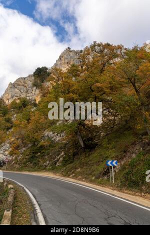 Belle forêt couleur d'automne et falaises rocheuses avec un enroulement route de montagne Banque D'Images