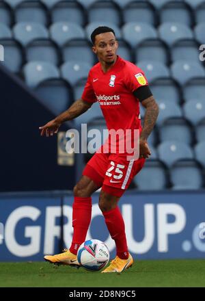 Deepdale Stadium, Preston, Lancashire, Royaume-Uni. 31 octobre 2020. Championnat de football de la Ligue anglaise de football, Preston North End versus Birmingham City; Josh Dacres-Cogley de Birmingham City contrôle le ballon Credit: Action plus Sports/Alamy Live News Banque D'Images