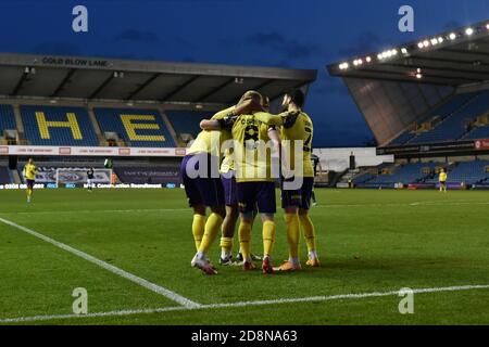 LONDRES, ANGLETERRE. 31 OCTOBRE Lewis O'Brien de Huddersfield célèbre avec ses coéquipiers après avoir marquant le troisième but de son équipe lors du match de championnat Sky Bet entre Millwall et Huddersfield Town à Den, Londres, le samedi 31 octobre 2020. (Credit: Ivan Yordanov | MI News) Credit: MI News & Sport /Alay Live News Banque D'Images