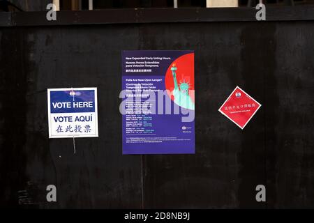 New York, New York, États-Unis. 31 octobre 2020. Élections aux États-Unis. Panneaux indiquant les électeurs à l'extérieur d'un lieu de vote par anticipation au Madison Square Garden de New York. Les Américains se sont rendu aux urnes en nombre record pour un vote anticipé avant l'élection présidentielle américaine de mardi entre Donald Trump et l'ancien vice-président Joe Biden. Au cours des débats présidentiels, le président Trump a qualifié New York de ville fantôme. Crédit : Adam Stoltman/Alamy Live News Banque D'Images