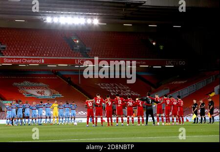 Les joueurs et les officiels du match observent une minute de silence pour le dimanche du souvenir avant le début du match de la Premier League à Anfield, Liverpool. Banque D'Images