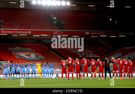 Les joueurs observent une minute de silence pour le dimanche du souvenir avant le début du match de la Premier League à Anfield, Liverpool. Banque D'Images