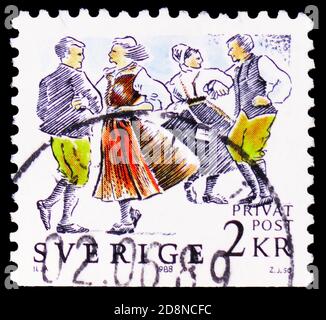 MOSCOU, RUSSIE - 8 OCTOBRE 2020 : timbre-poste imprimé en Suède montre des guirlandes pour enfants, timbres de remise - série du Festival du milieu d'été, vers 1988 Banque D'Images