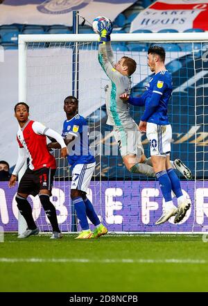 Londres, Royaume-Uni. 31 octobre 2020 ; le Kiyan Prince Foundation Stadium, Londres, Angleterre ; le championnat de football de la ligue anglaise de football, les Queen Park Rangers versus Cardiff City ; le gardien de but Alex Smithies de Cardiff City sauvant haut Banque D'Images