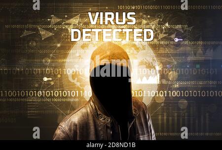 Hacker sans visage au travail avec VIRUS DÉTECTÉ inscription, concept de sécurité informatique Banque D'Images