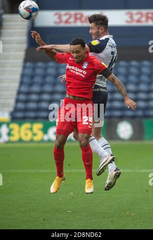 PRESTON, ANGLETERRE. 31 OCTOBRE Andrew Hughes, du Preston North End FC, bat Josh Dacres-Cogley, du Birmingham City FC, pour y faire du ballon dans les airs pendant le match du championnat Sky Bet entre Preston North End et Birmingham City à Deepdale, Preston, le samedi 31 octobre 2020. (Crédit : Ian Charles | MI News) Banque D'Images