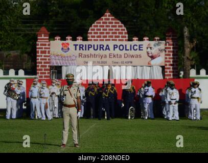 Agartala, Inde. 31 octobre 2020. Le personnel de police participe à un défilé lors de la célébration de la Journée nationale de l'unité à Agartala, en Inde, le 31 octobre 2020. La Journée nationale de l'unité est l'anniversaire de naissance de Sardar Vallabhbhai Patel, une figure importante de la lutte indienne pour la liberté, qui tombe le 31 octobre. Credit: STR/Xinhua/Alay Live News Banque D'Images