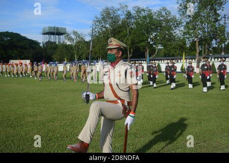 Agartala, Inde. 31 octobre 2020. Le personnel de police participe à un défilé lors de la célébration de la Journée nationale de l'unité à Agartala, en Inde, le 31 octobre 2020. La Journée nationale de l'unité est l'anniversaire de naissance de Sardar Vallabhbhai Patel, une figure importante de la lutte indienne pour la liberté, qui tombe le 31 octobre. Credit: STR/Xinhua/Alay Live News Banque D'Images