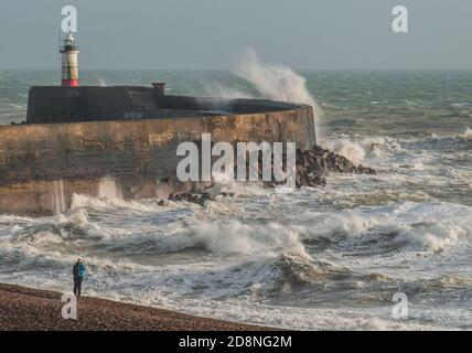 Newhaven, East Sussex, Royaume-Uni. 31 octobre 2020. Storm Aiden a apporté un ciel sombre, un vent fort et une pluie torrentielle sur la côte sud, mais plus tard dans l'après-midi, les nuages ont disparu pour révéler des scènes spectaculaires. Crédit : David Burr/Alay Live News Banque D'Images