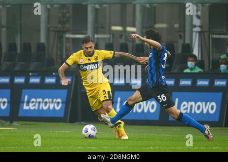 Stade Giuseppe Meazza San Siro, milan, Italie, 31 octobre 2020, Giuseppe Pezzella (Parme Calcio) et Matteo Darmian (FC Inter) pendant le FC Internazionale vs Parme Calcio 1913, football italien série A Match - Credit: LM/Luca Rossini/Alamy Live News Banque D'Images