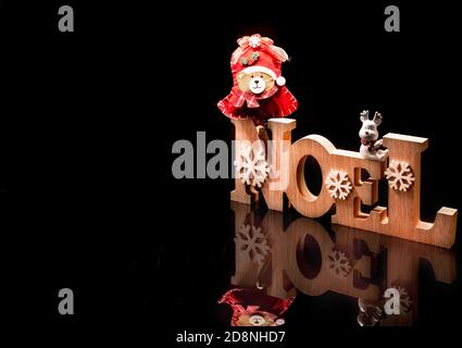 Décorations de Noël en bois avec reflet noir et espace pour le texte. Banque D'Images