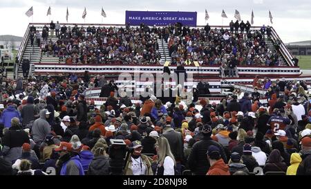 Pennsylvanie, États-Unis. 31 octobre 2020. (NOUVEAU) le président américain Donald Trump emmène sa campagne à Reading, en Pennsylvanie. 31 octobre 2020, Reading Regional Airport, Reading, PA, USA: Devant de grandes foules sur leur base politique, les membres du Congrès républicain de Pennsylvanie Dan Meuser et Lloyd Schmuker livrent des présentations enthousiastes du président américain Donald Trump à leurs électeurs enthousiastes alors que de grandes foules de Pennsylvanie se réunissent pour rencontrer le président Donald Trump, alors que son programme de rassemblements de cross-country s'intensifie pendant la phase ascendante d'une campagne électorale épique Banque D'Images