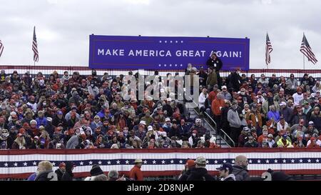 Pennsylvanie, États-Unis. 31 octobre 2020. (NOUVEAU) le président américain Donald Trump emmène sa campagne à Reading, en Pennsylvanie. 31 octobre 2020, Reading Regional Airport, Reading, PA, USA: Devant de grandes foules sur leur base politique, les membres du Congrès républicain de Pennsylvanie Dan Meuser et Lloyd Schmuker livrent des présentations enthousiastes du président américain Donald Trump à leurs électeurs enthousiastes alors que de grandes foules de Pennsylvanie se réunissent pour rencontrer le président Donald Trump, alors que son programme de rassemblements de cross-country s'intensifie pendant la phase ascendante d'une campagne électorale épique Banque D'Images